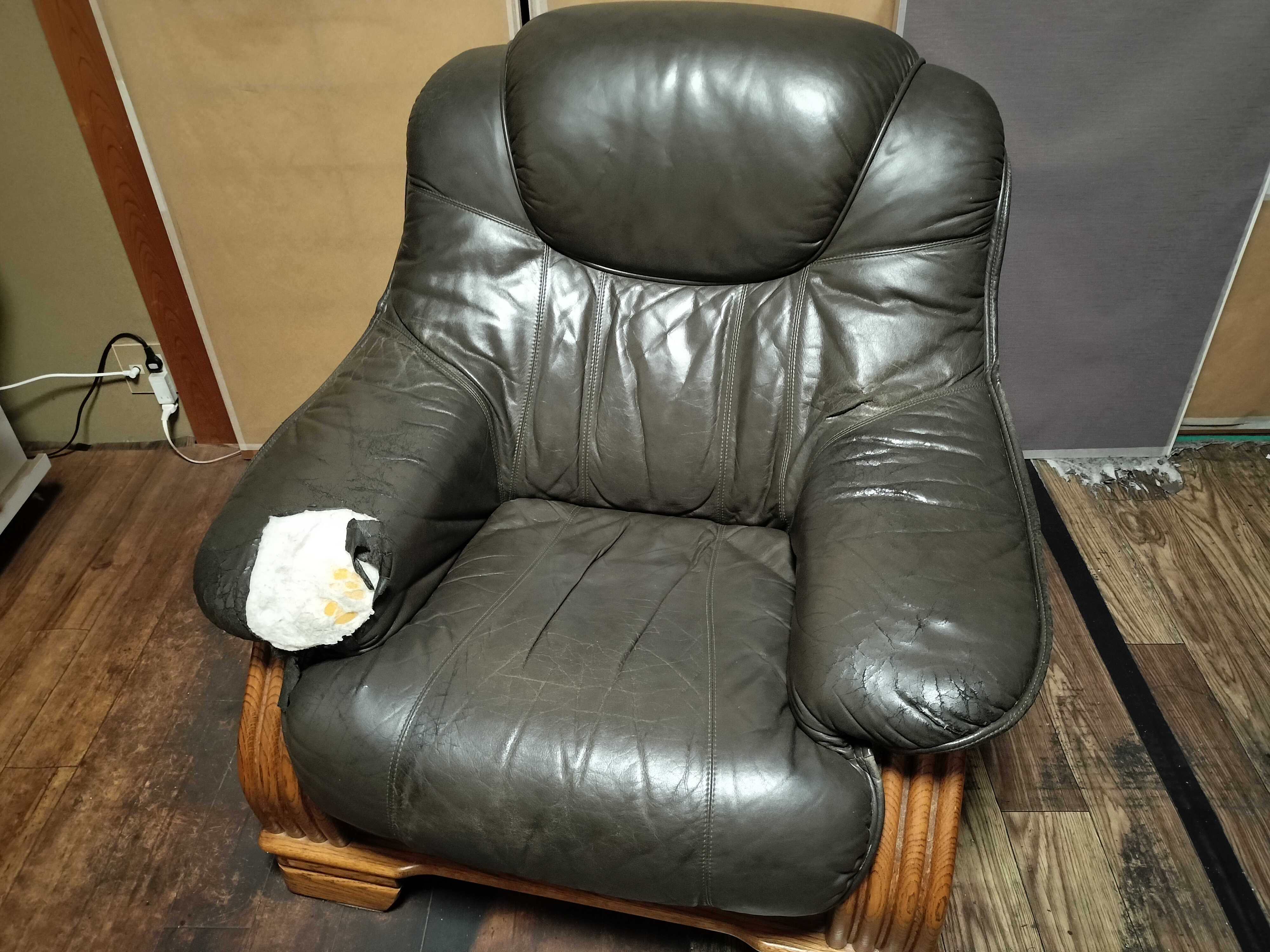 シングルソファ　ヴィンテージ仕上げ　張替と塗装修理