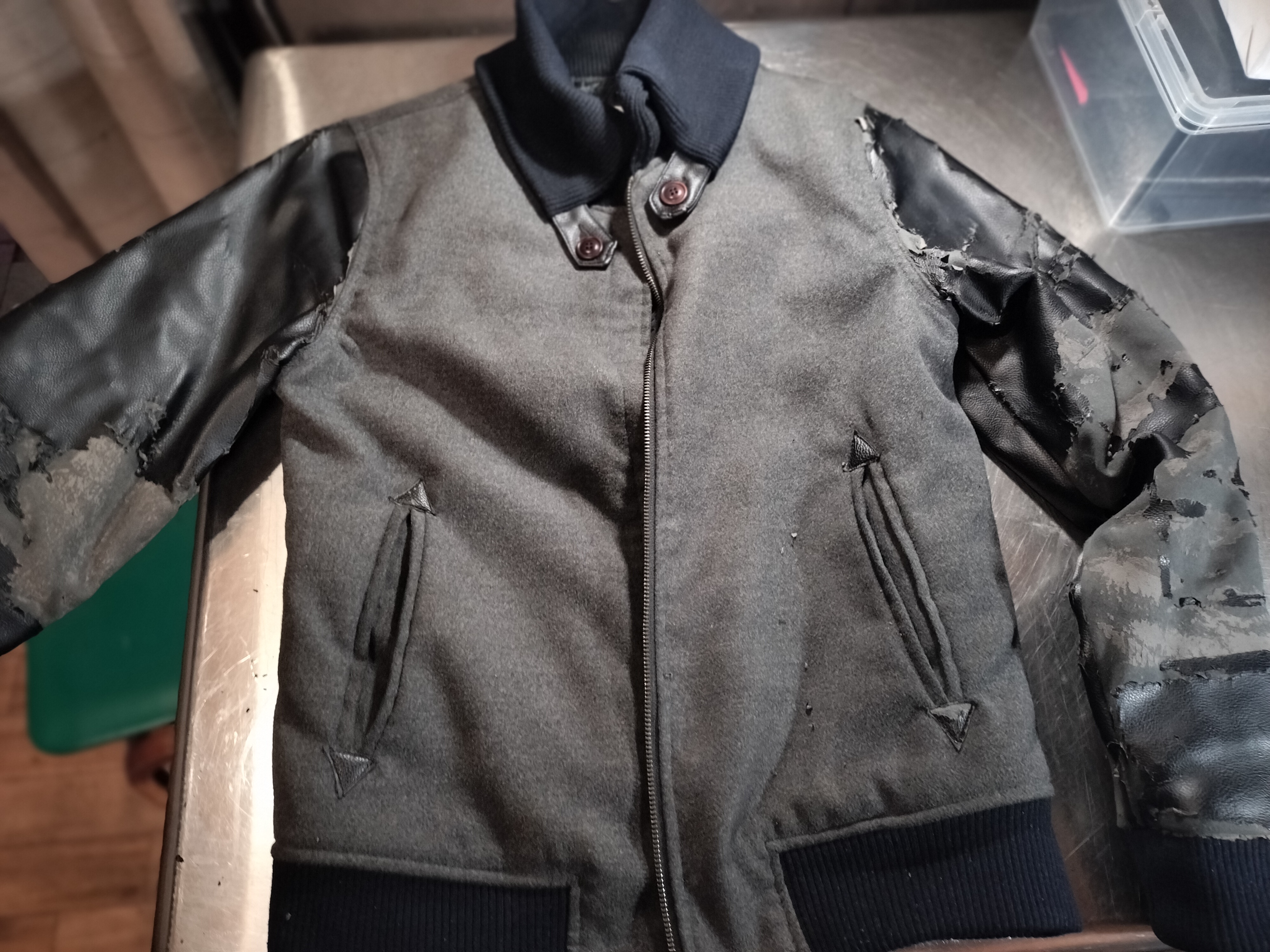 スタジャンの　袖の修復　合皮張替