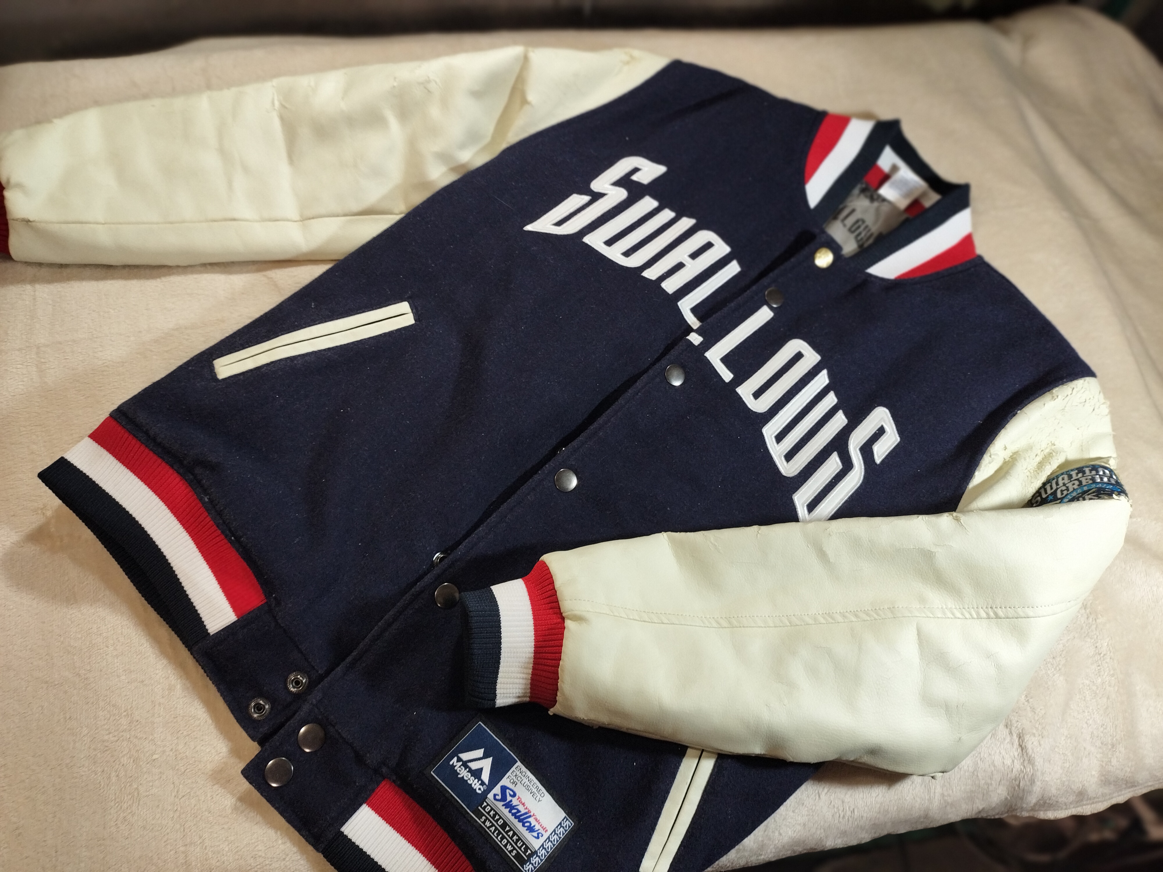 ヤクルトスワローズ　スタジアムジャンパー　袖本革張替修理