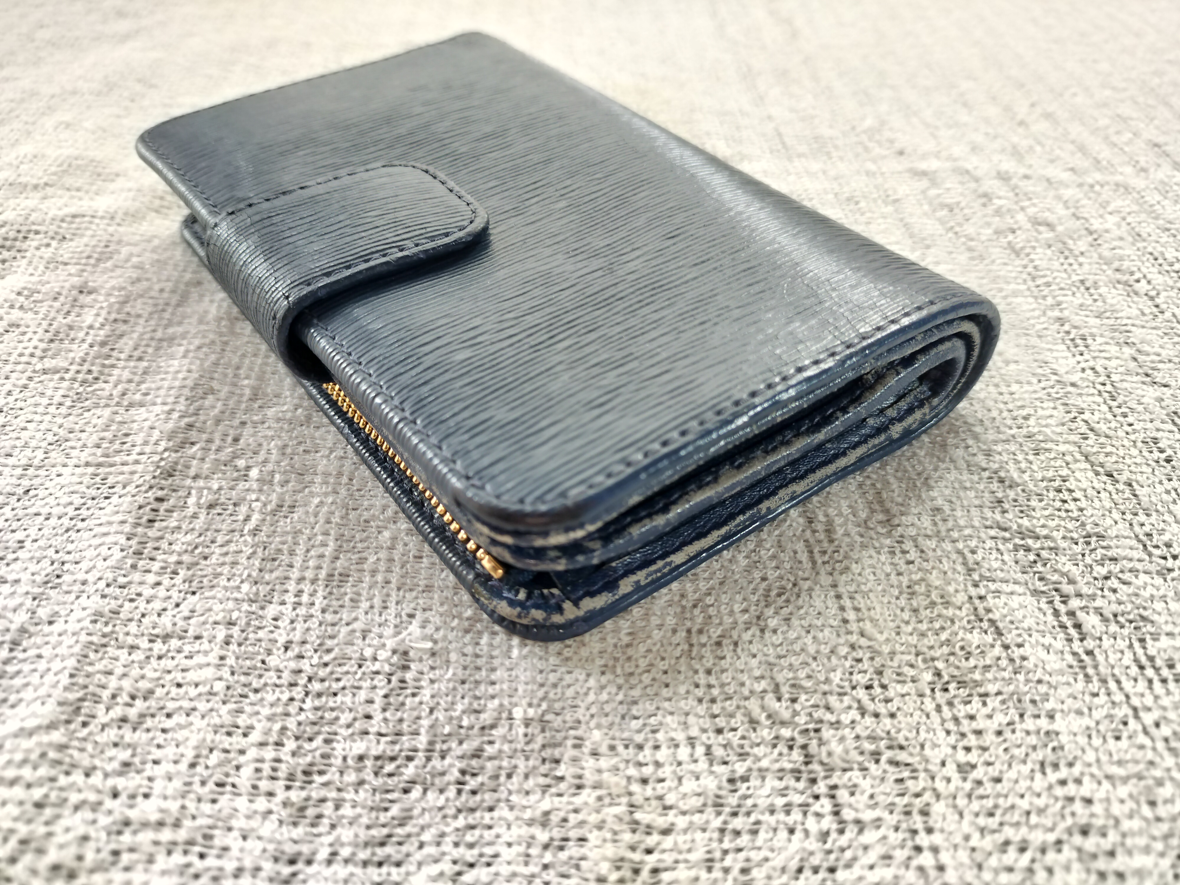 プラダ　PRADA　ヴィッテロ ムーヴ 2つ折り財布　ひび割れ修理